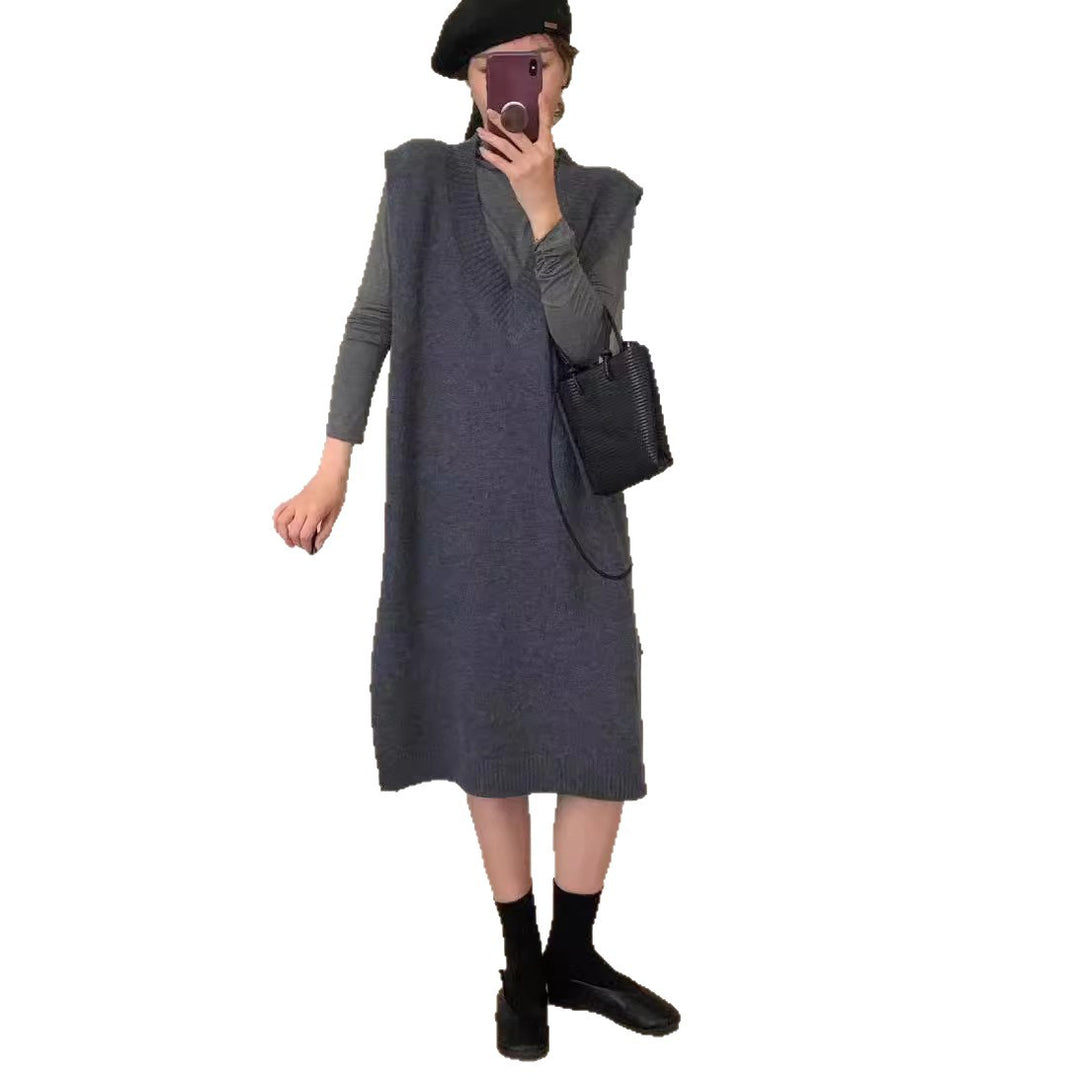 Robe tricotée pour femmes avec un élégant col en V et une fente latérale Chic & Stil