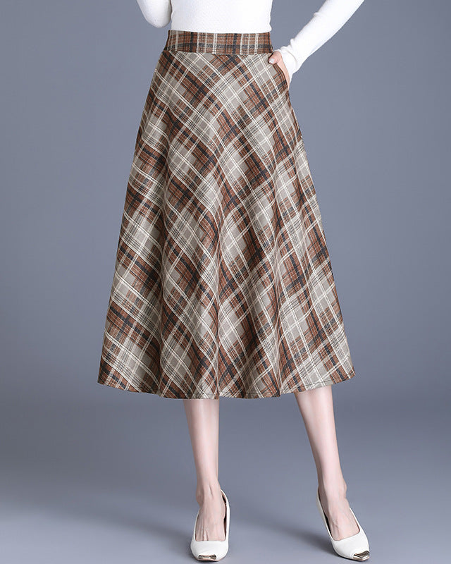 Plaid midi skirt for women in soft fabric and flowy cut Lune London