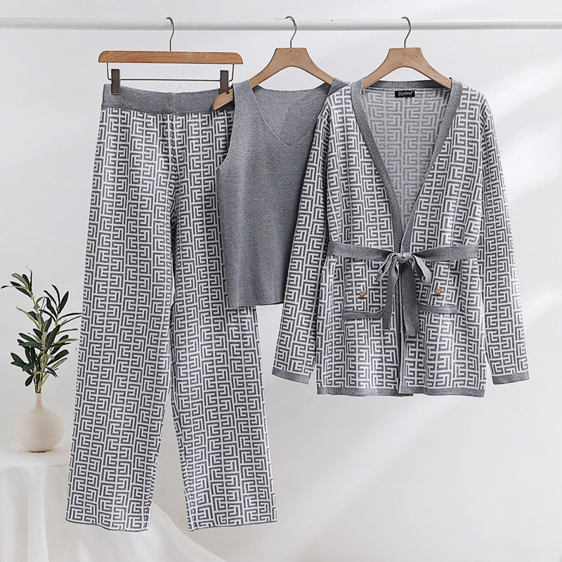 Fashionable and luxurious women's lounge set with an elegant pattern and practical pockets Lune London