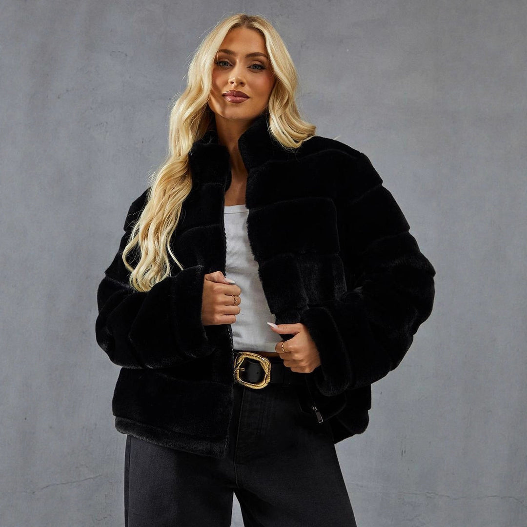 Trendy short jacket for women with voluminous teddy fur Lune London