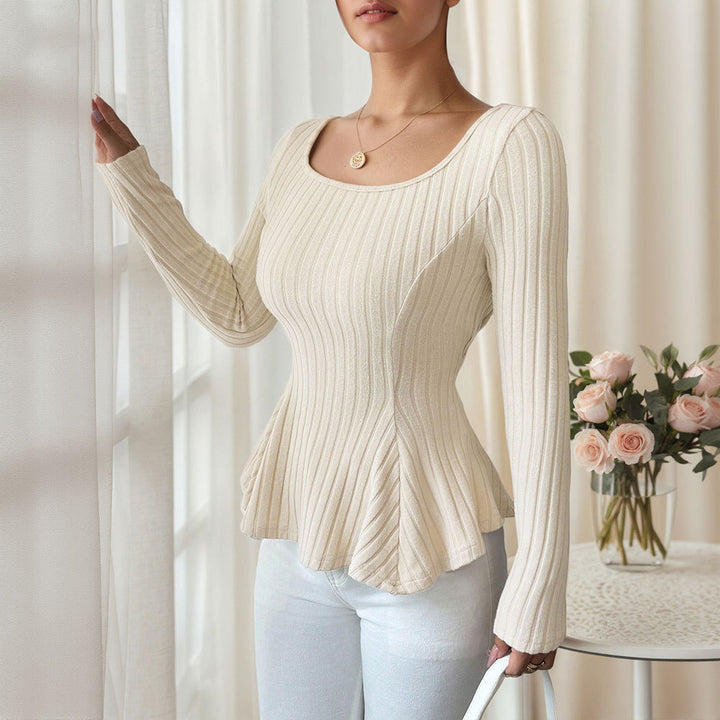 Chic & Stil Women's Elegant Ribbed Top with a Slim Fit and Folded Sleeves