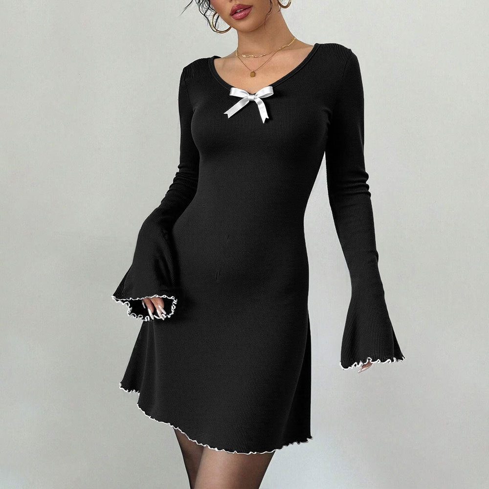 Robe mini pour femmes avec des détails de volants décoratifs et un charmant nœud décoratif Chic & Stil