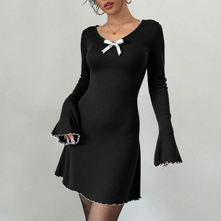 Robe mini pour femmes avec des détails de volants décoratifs et un charmant nœud décoratif Chic & Stil