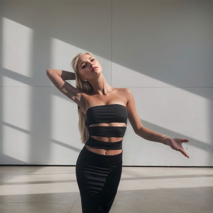Robe ajustée pour femmes avec encolure bandeau et détails découpés pratiques Chic & Stil