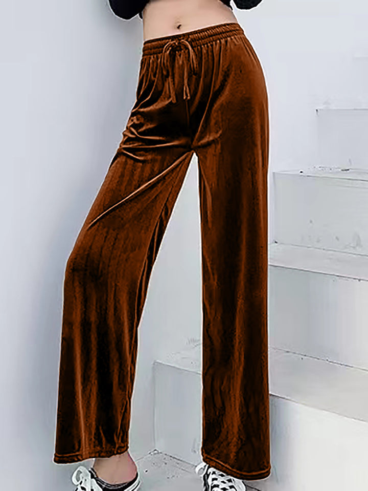 Soft and casual lounge pants in velvet for ladies Lune London