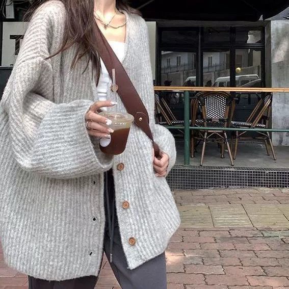 Ladies comfortable knitted cardigan with button closure and V neck Lune London