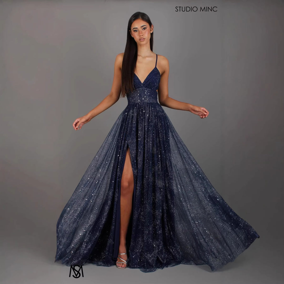 Elegant evening dress for women with a glamorous V-neck and sparkling tulle Chic & Stil