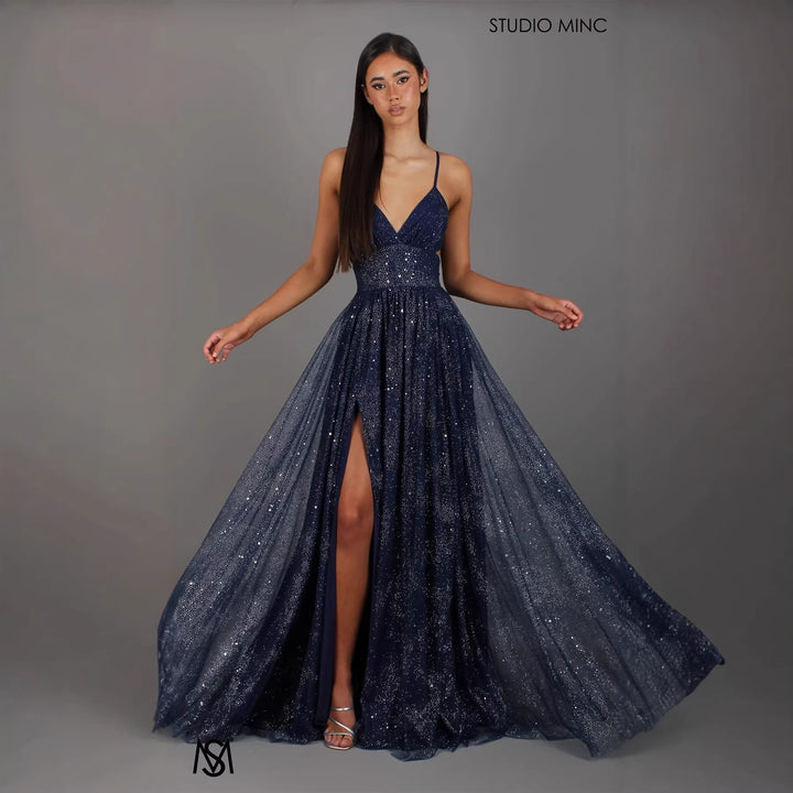 Elegant evening dress for women with a glamorous V-neck and sparkling tulle Chic & Stil