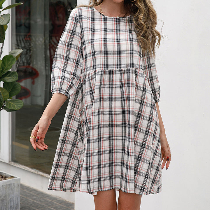 Dress for women with a checkered look and a fitted design Lune London