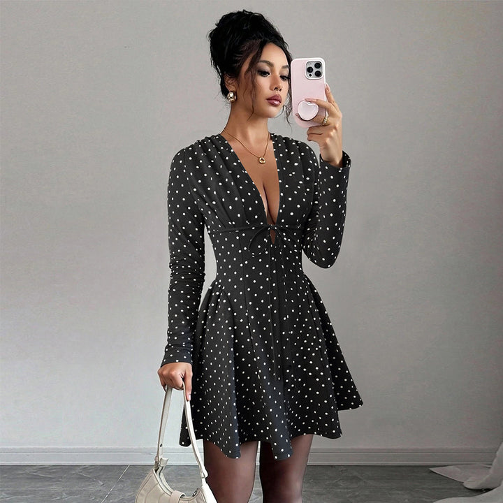 Robe mini pour femmes avec des pois et un élégant décolleté en V Chic & Stil