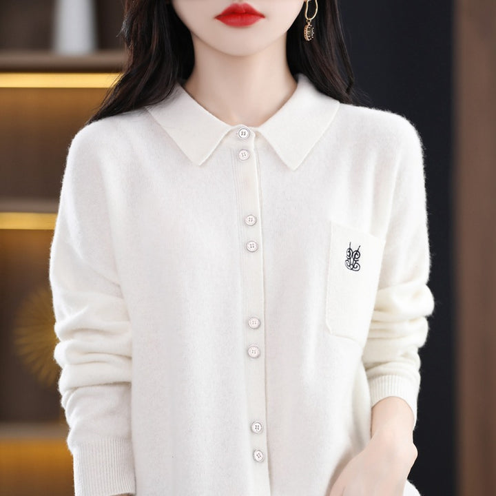Blouse en tricot pour femmes avec une coupe claire et des détails de boutons élégants Chic & Stil