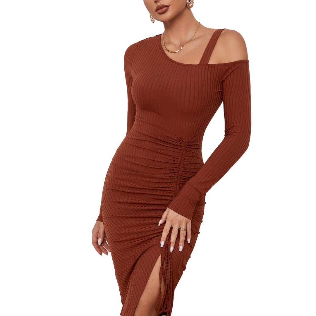 Robe côtelée ajustée pour femme avec décolleté asymétrique et fronces sophistiquées Chic & Stil