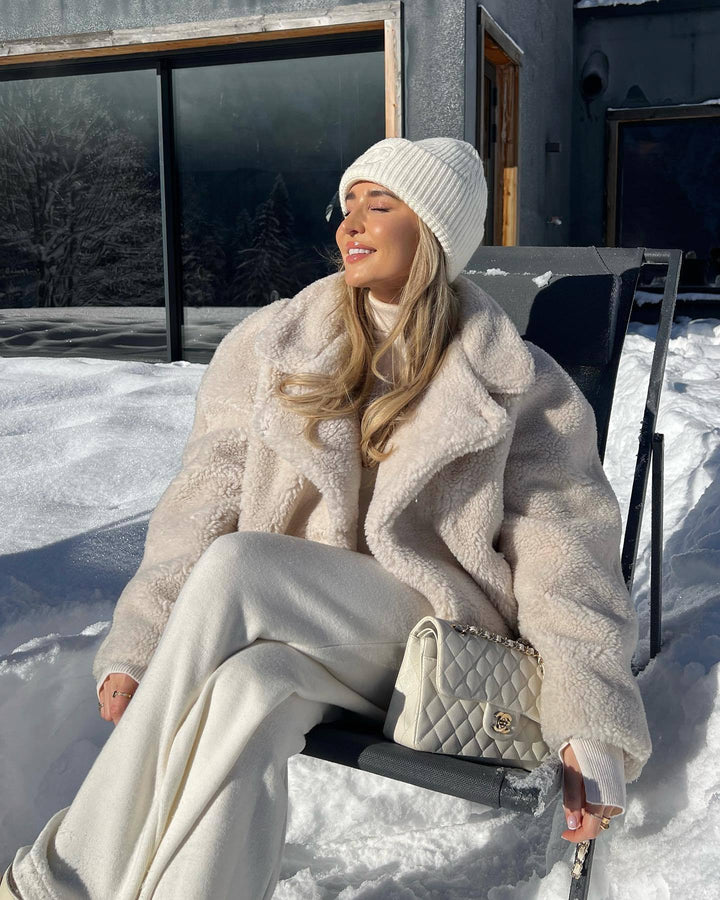 Veste en peluche douillette pour femmes avec coupe oversize et col haut