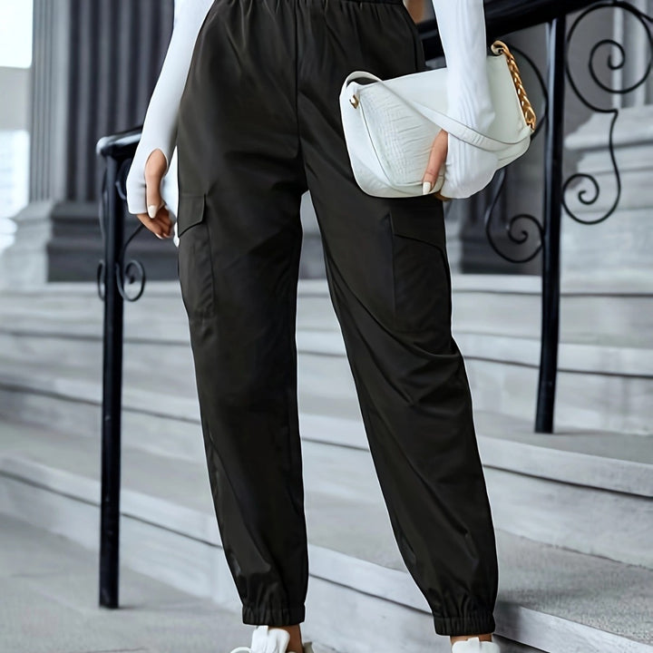 Women's cargo pants with a sporty design featuring an elastic waistband and practical pockets Lune London
