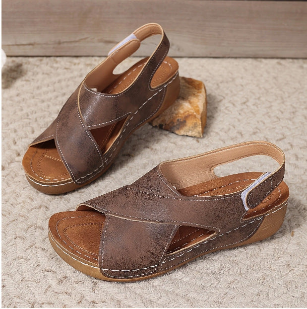Chic und Stil stylish vacation sandals for women with comfortable sole and trendy closure system