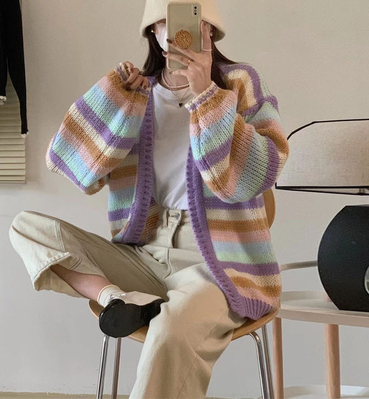 Cardigan en tricot décontracté pour femmes avec un motif de rayures colorées et des manches larges Chic & Stil