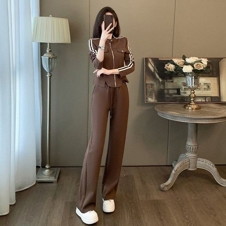Women's sporty leisure suit set with fashionable zipper and wide-cut trousers Chic & Stil