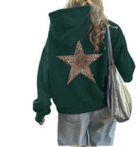 Women's hoodie with striking leopard star design Chic & Stil