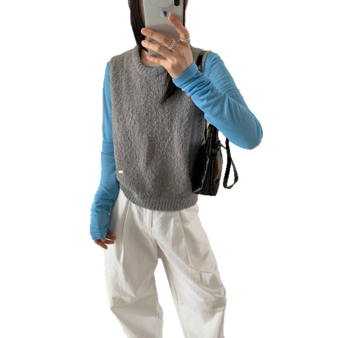 Knitted cardigan for women in soft and fluffy material with a chic and stylish modern fit