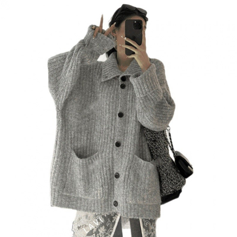 Cardigan pour femmes avec décolleté en V profond et poches pratiques Chic & Stil