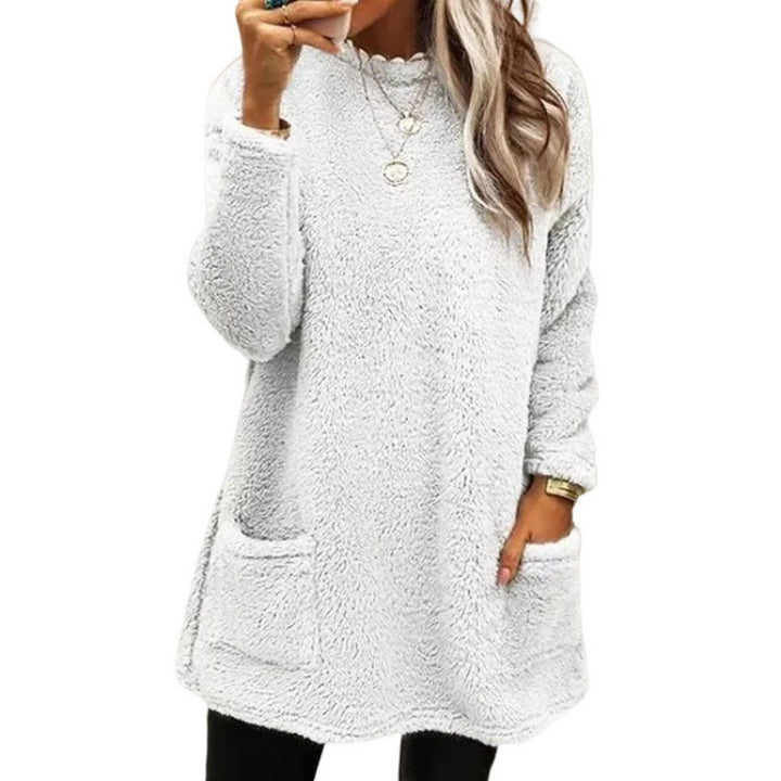 Comfortable fleece sweater for women with a loose fit and practical pockets Lune London