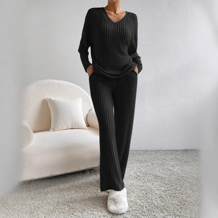 Women Comfortable Fine Knit Set with V-Neck and Long Sleeves Chic & Stil