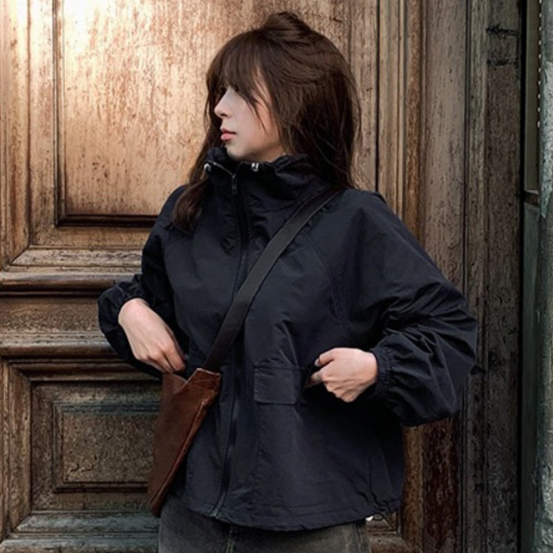 Women's sporty transitional jacket with high collar and practical pockets Chic & Stil