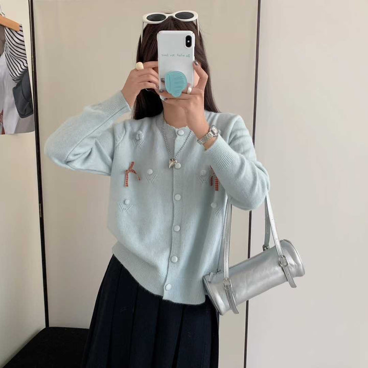 Cardigan féminin à la mode avec détails décoratifs Chic & Stil