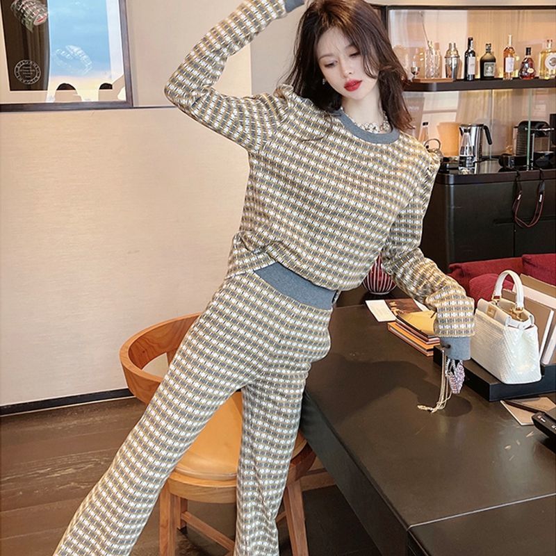 Ladies stylish comfortable lounge set with modern plaid pattern and loose fit Chic & Stil