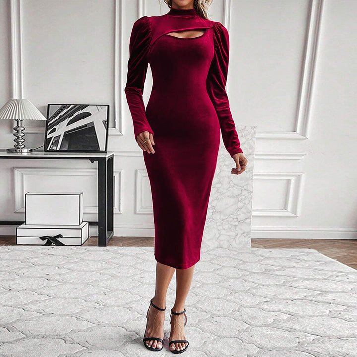 Robe midi en velours ajustée pour femmes avec décolleté asymétrique et manches bouffantes Chic & Stil
