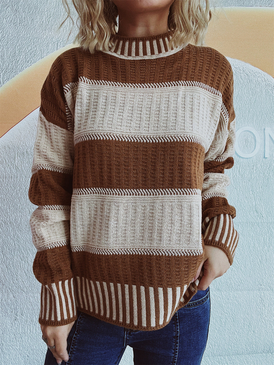 Pull en tricot élégant pour femmes avec un motif rayé unique et de hauts bords Chic & Stil