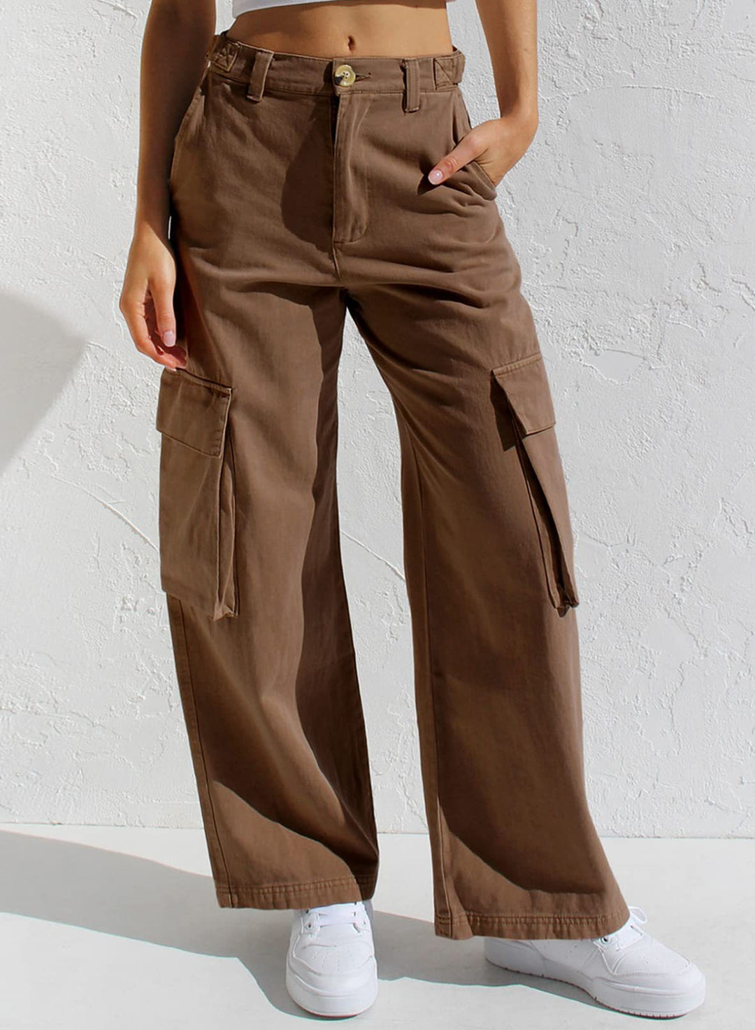 Women's cargo pants with practical side pockets and a casual cut Lune London