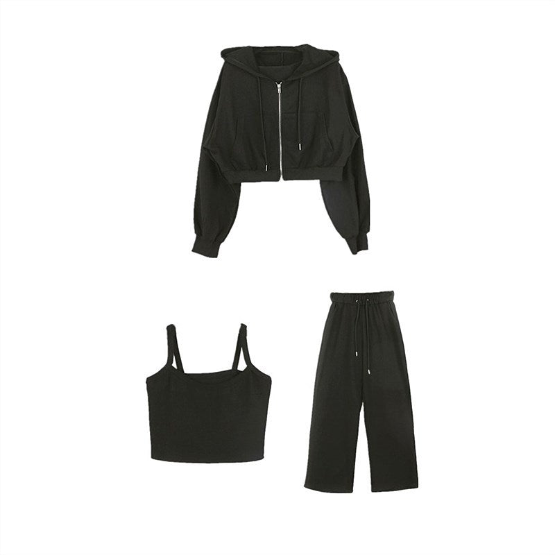 Ensemble féminin à la mode en trois pièces avec sweat à capuche court, débardeur et pantalon large Chic & Stil