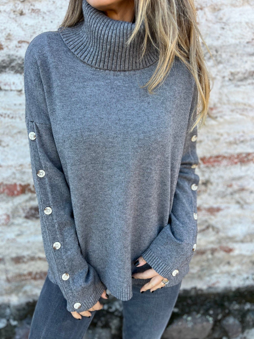 Pull femme avec col roulé et détails de boutons décoratifs Chic & Stil