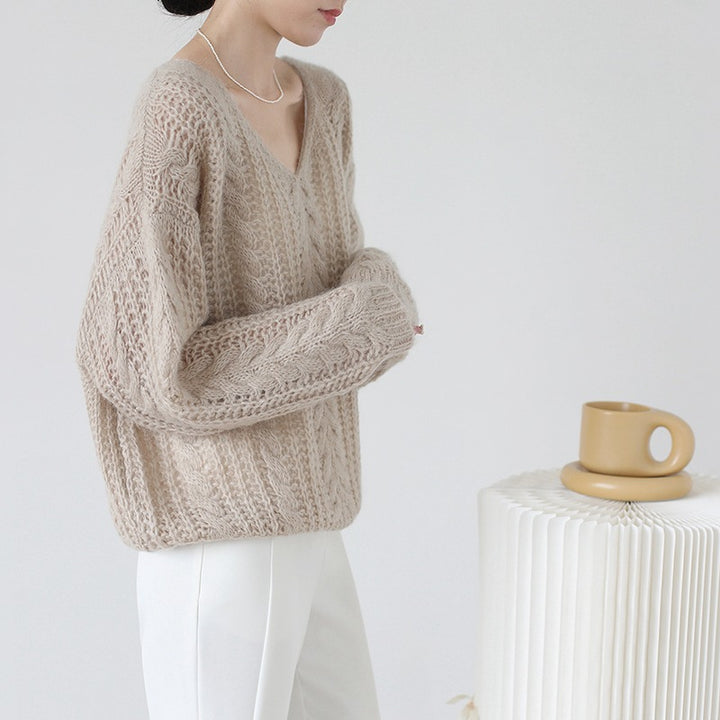 Chunky knit sweater for women with V-neck and airy structure Lune London