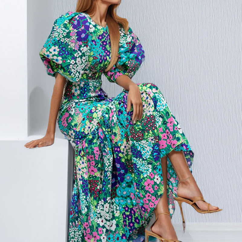 Robe maxi pour femmes avec des manches bouffantes volumineuses et des motifs floraux Chic & Stil