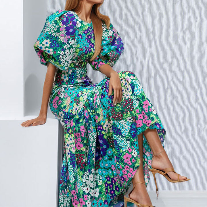 Robe maxi pour femmes avec des manches bouffantes volumineuses et des motifs floraux Chic & Stil