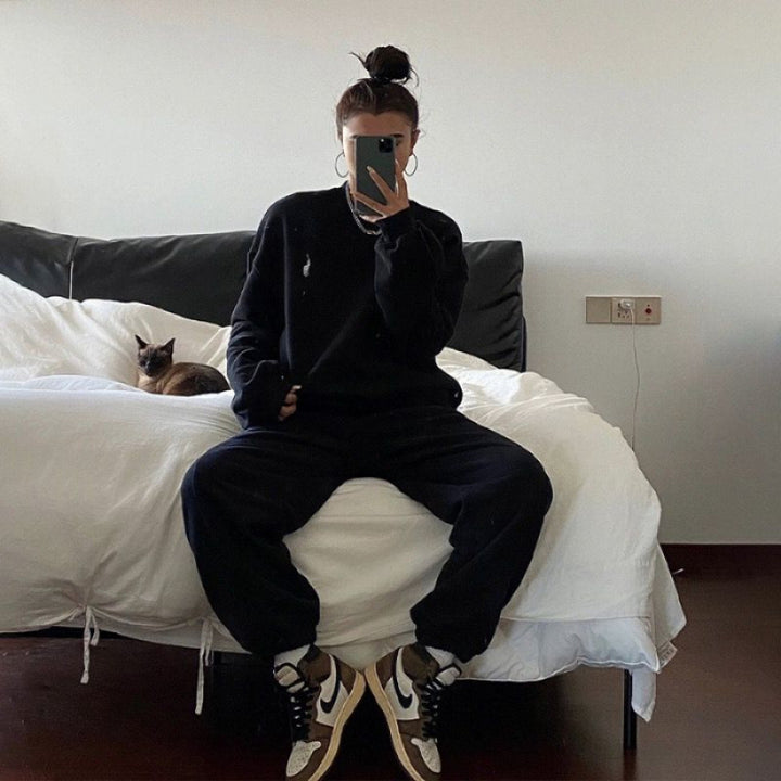 Women's comfortable sweat suit with practical pockets and elastic waistband Chic & Stil