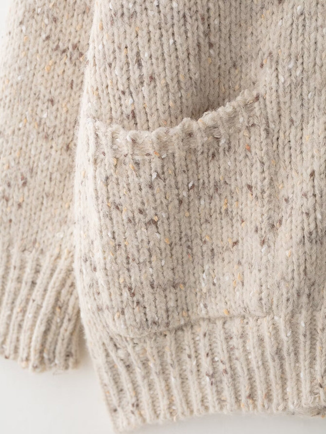 Ladies knitted vest with thick pattern and practical pockets Lune London