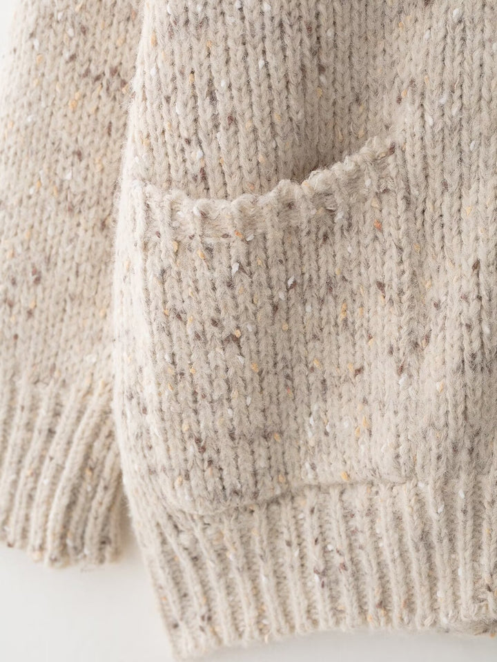 Ladies knitted vest with thick pattern and practical pockets Lune London