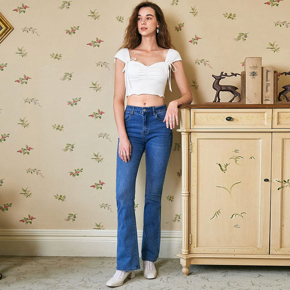 Top court pour femmes avec des bandes de lien décoratives et un design froncé Chic & Stil