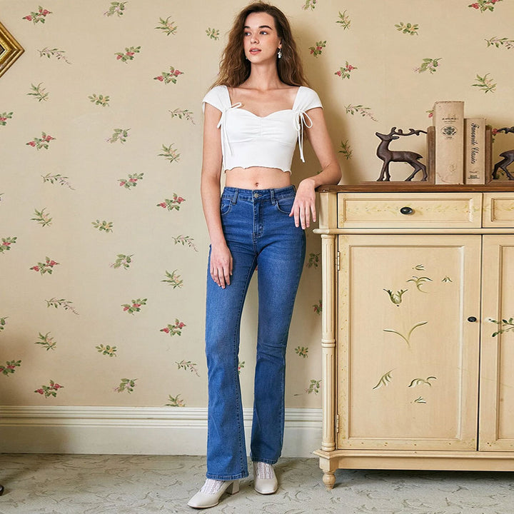 Top court pour femmes avec des bandes de lien décoratives et un design froncé Chic & Stil