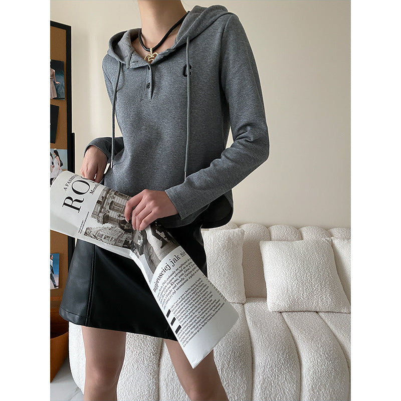 Ladies hoodie with button placket and casual fit Chic & Stil