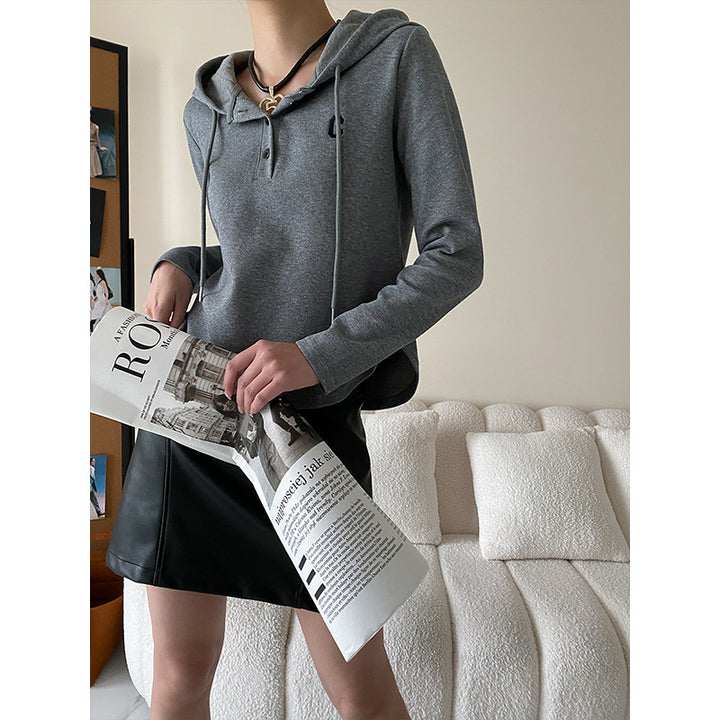 Ladies hoodie with button placket and casual fit Chic & Stil