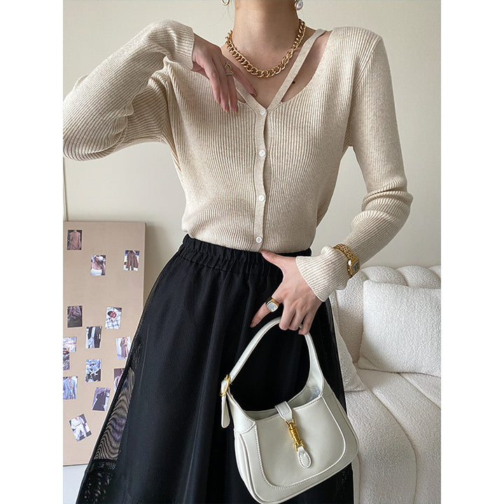 Women's knit top with deep V-neckline and decorative straps Chic & Stil