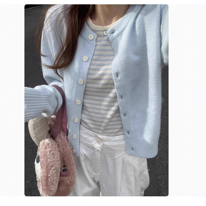 Cardigan élégant pour femmes à manches courtes avec détails en bouton et tricot fin Chic & Stil