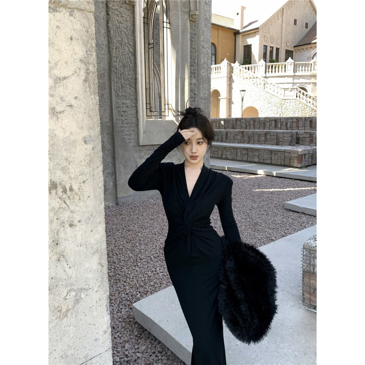 Women Elegant Wrap Dress with Deep V Neckline and Detail-Loving Pleating Chic & Stil