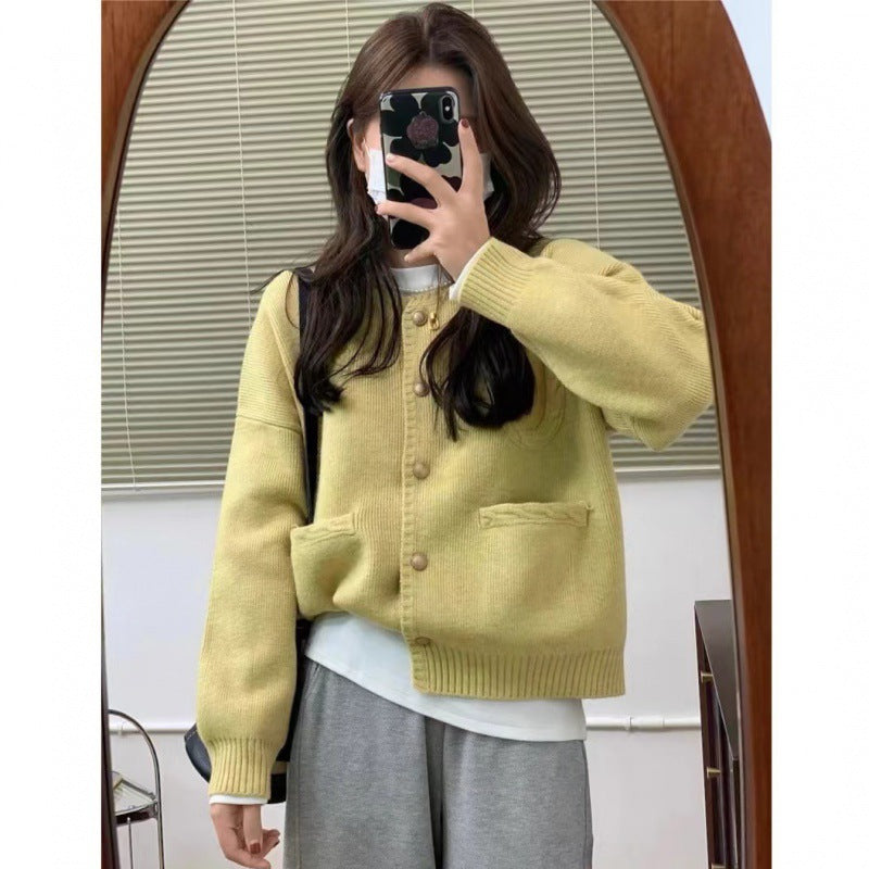 Cardigan pour femmes avec détails de boutons et poches généreuses Chic & Stil