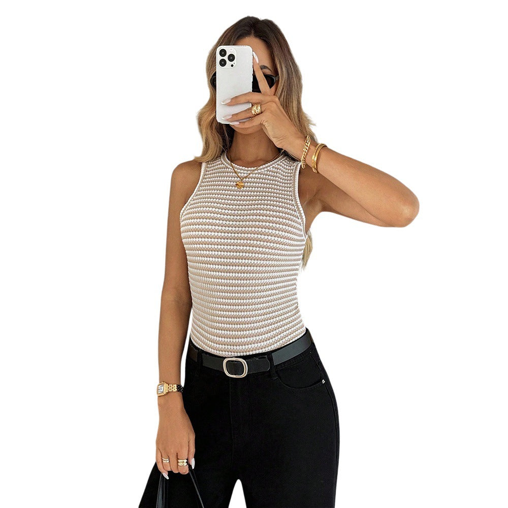 Débardeur ajusté pour femmes avec un design texturé et un décolleté stratégique Chic & Stil