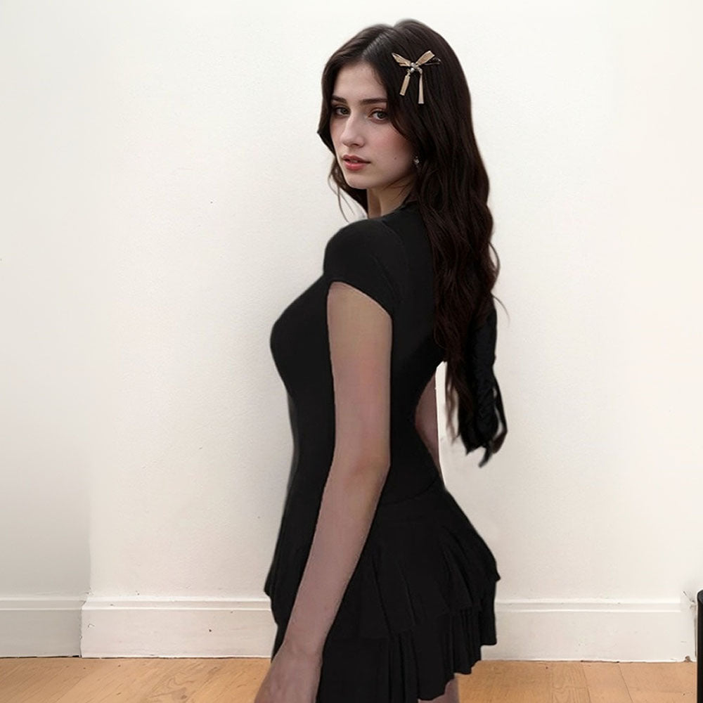 Robe mini pour femmes avec ourlet volanté et coupe ajustée Chic & Stil